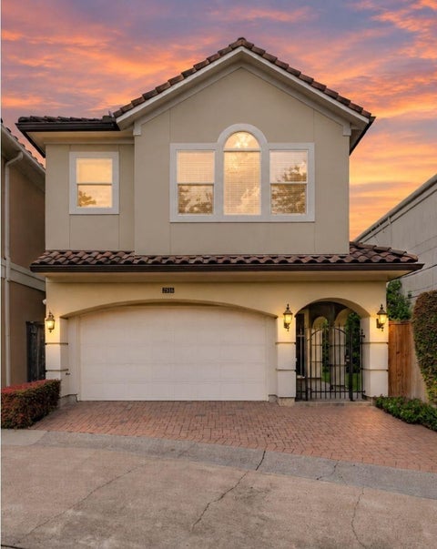 Photo of 2816 Mcculloch Circle, Houston, TX 77056 (MLS # 88048002)