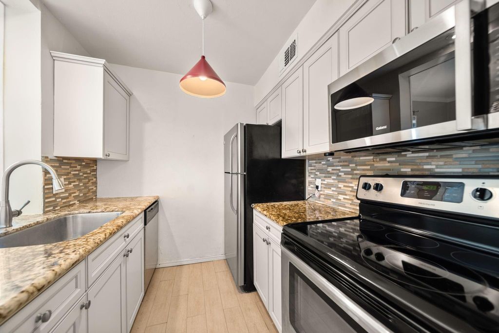 Photo of 421 Emerson Street #5, Houston, TX 77006 (MLS # 53797011)