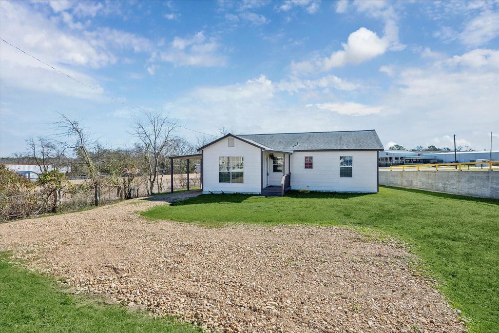 Photo of 921 E Hill Street, Bellville, TX 77418 (MLS # 40076960)