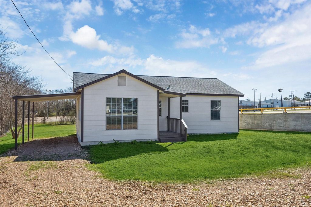 Photo of 921 E Hill Street, Bellville, TX 77418 (MLS # 40076960)