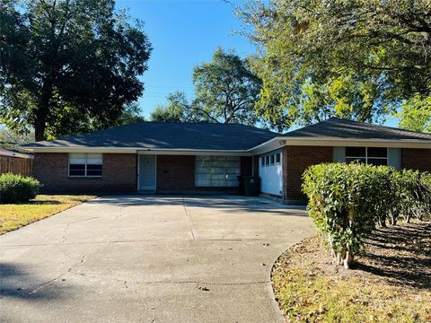 Photo of 5511 Willowbend Boulevard, Houston, TX 77096 (MLS # 50197652)