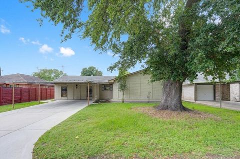 Photo of 526 Hidden Valley Drive, Houston, TX 77037 (MLS # 91851493)