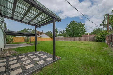 Tiny photo for 1985 Sherwood Forest Street, Houston, TX 77043 (MLS # 13210526)
