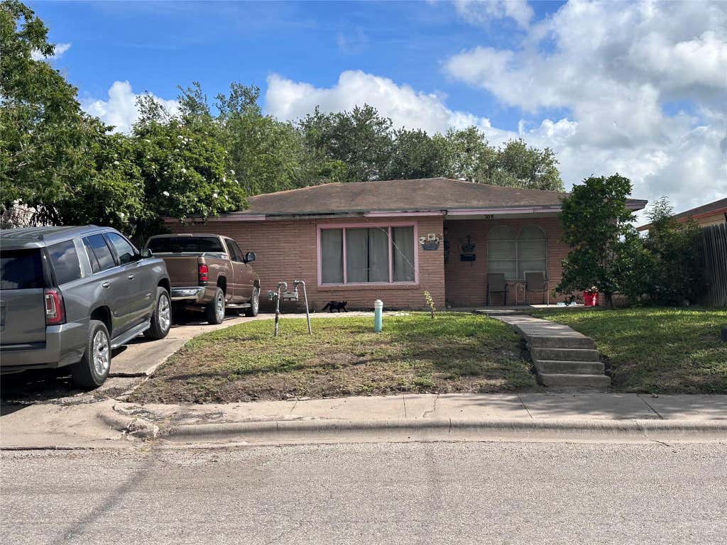 Photo of 308 W Hill Avenue, Alice, TX 78332 (MLS # 25997750)