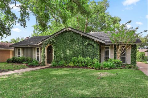 Photo of 18306 Barbuda Lane, Houston, TX 77058 (MLS # 24782644)