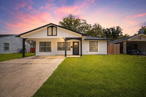 Photo of 6905 Kassarine Pass, Houston, TX 77033 (MLS # 10231691)