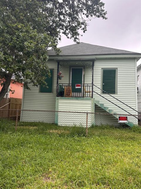 Photo of 2816 Avenue M 1/2, Galveston, TX 77550 (MLS # 12453590)