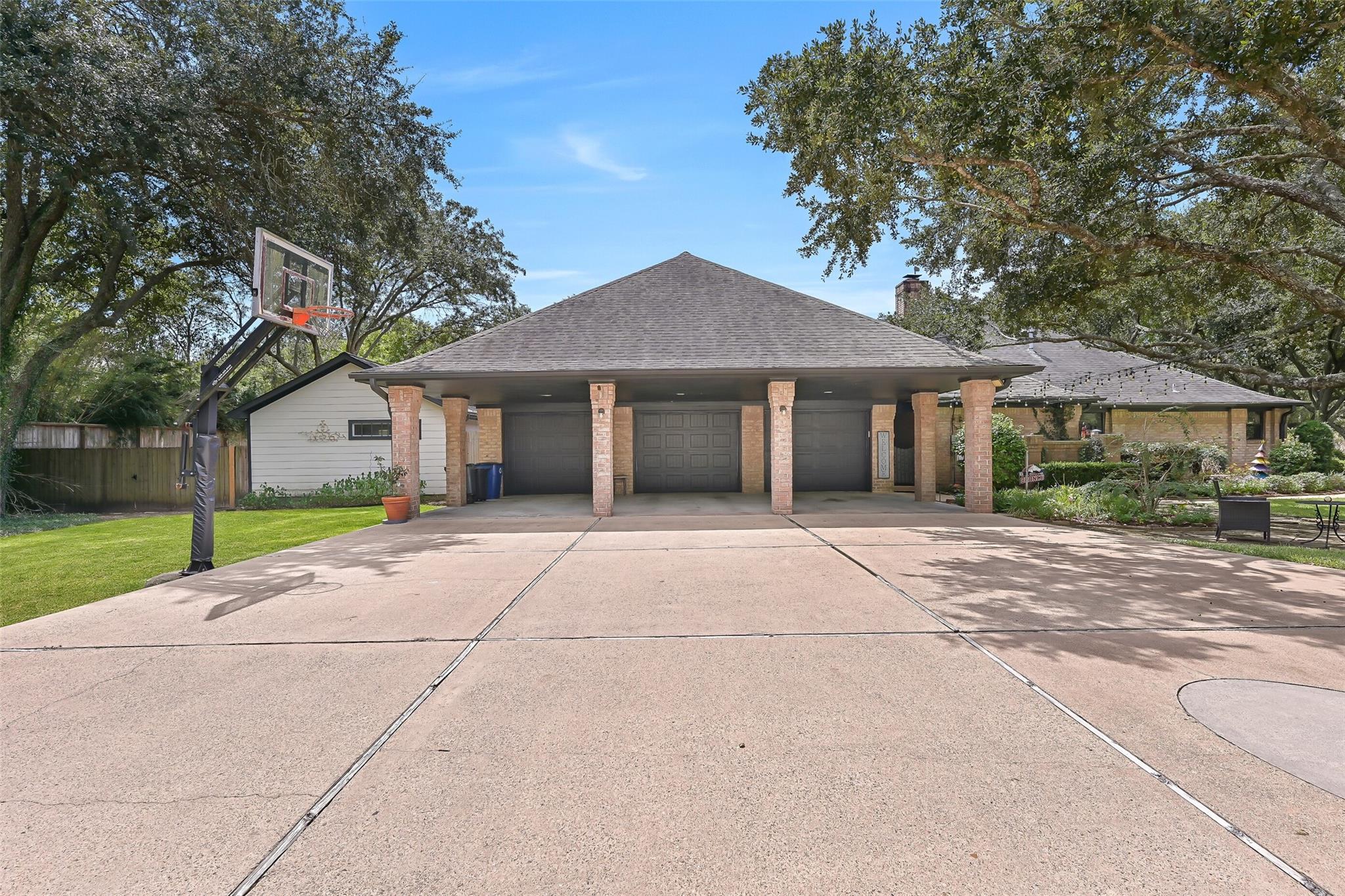 203 W Spreading Oaks Avenue