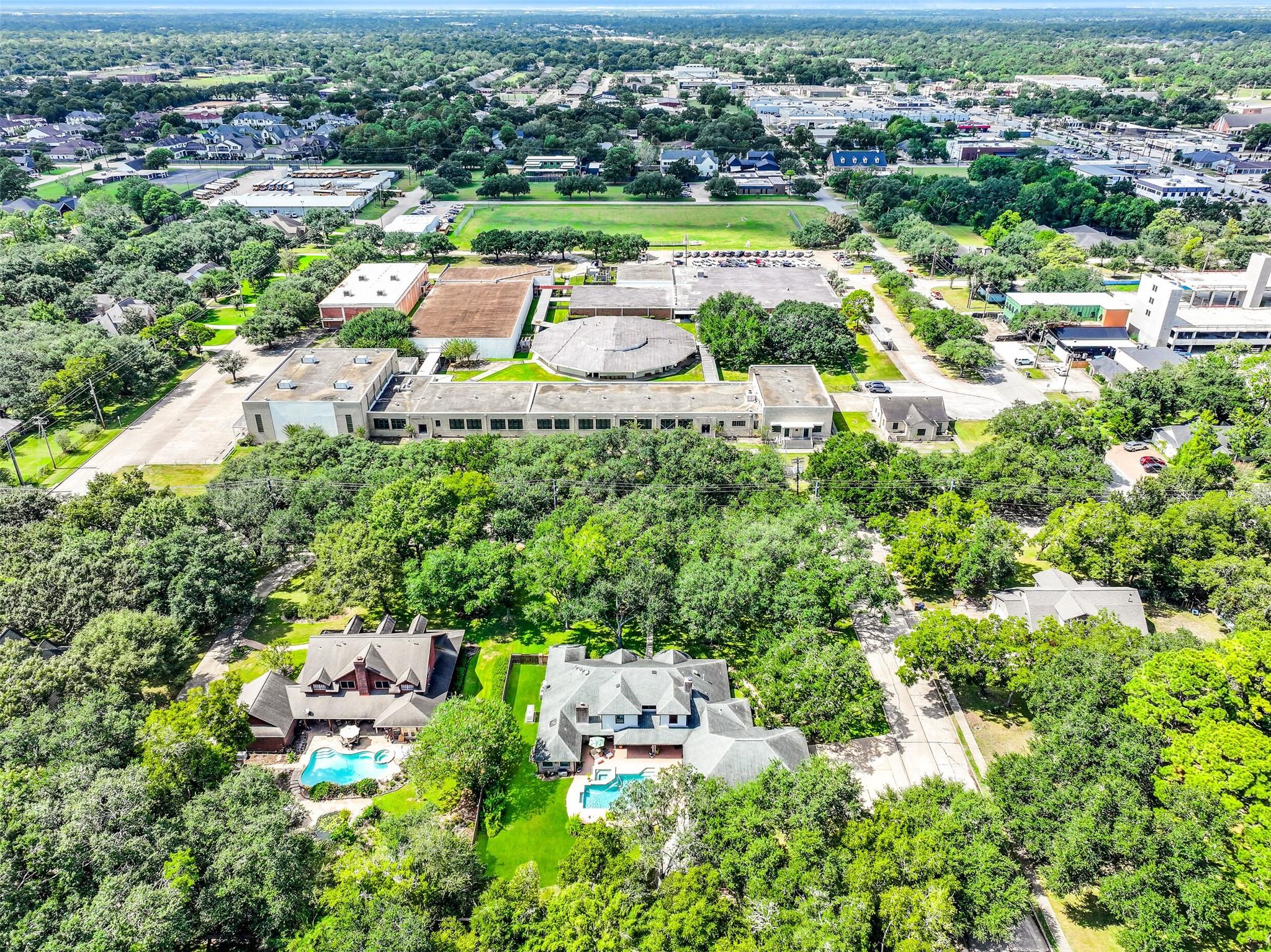 203 W Spreading Oaks Avenue