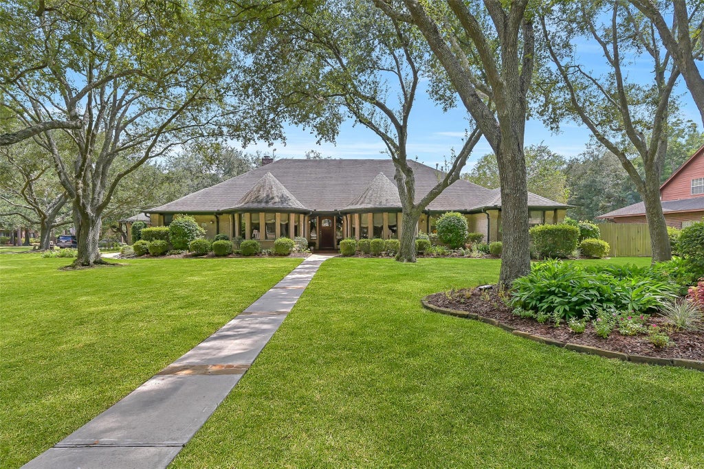 Photo of 203 W Spreading Oaks Avenue, Friendswood, TX 77546 (MLS # 2647741)