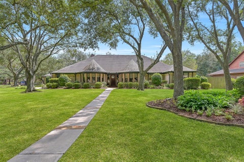 Photo of 203 W Spreading Oaks Avenue, Friendswood, TX 77546 (MLS # 2647741)