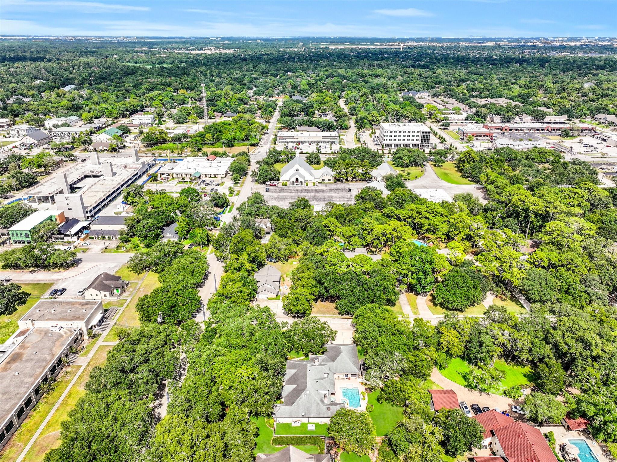 203 W Spreading Oaks Avenue
