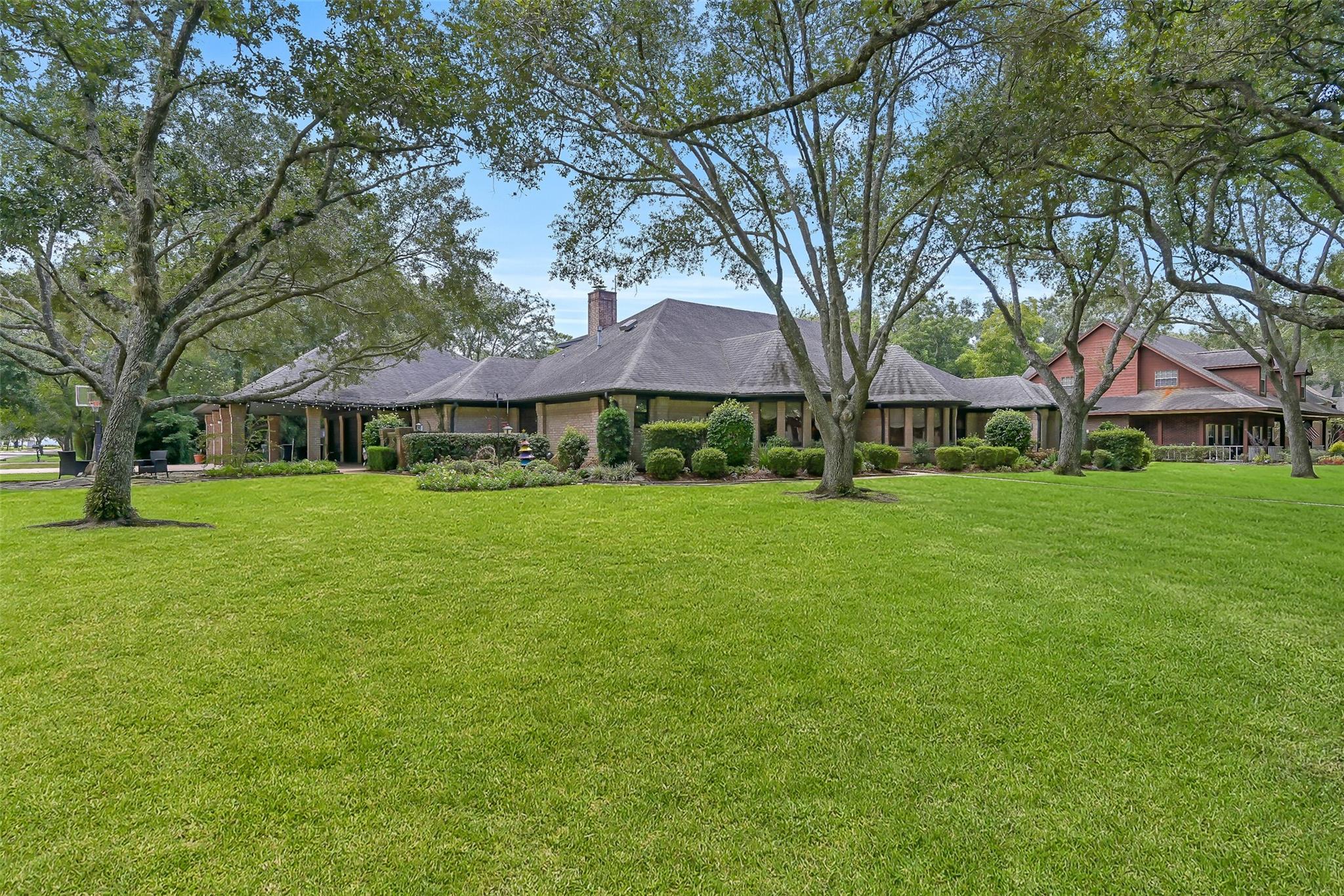 203 W Spreading Oaks Avenue