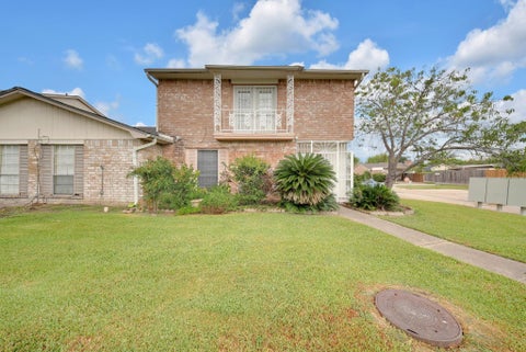 Townhouse For Sale - 6379 S Briar Bayou Drive<br/> Houston, TX 77072