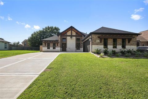 Photo of 106 Wyndemere Drive, Montgomery, TX 77356 (MLS # 53854156)