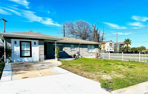 Photo of 1426 Harbor View Dr Drive, Galveston, TX 77550 (MLS # 96730853)