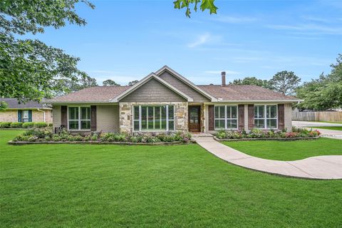 Photo of 705 W Edgewood Drive, Friendswood, TX 77546 (MLS # 29279977)