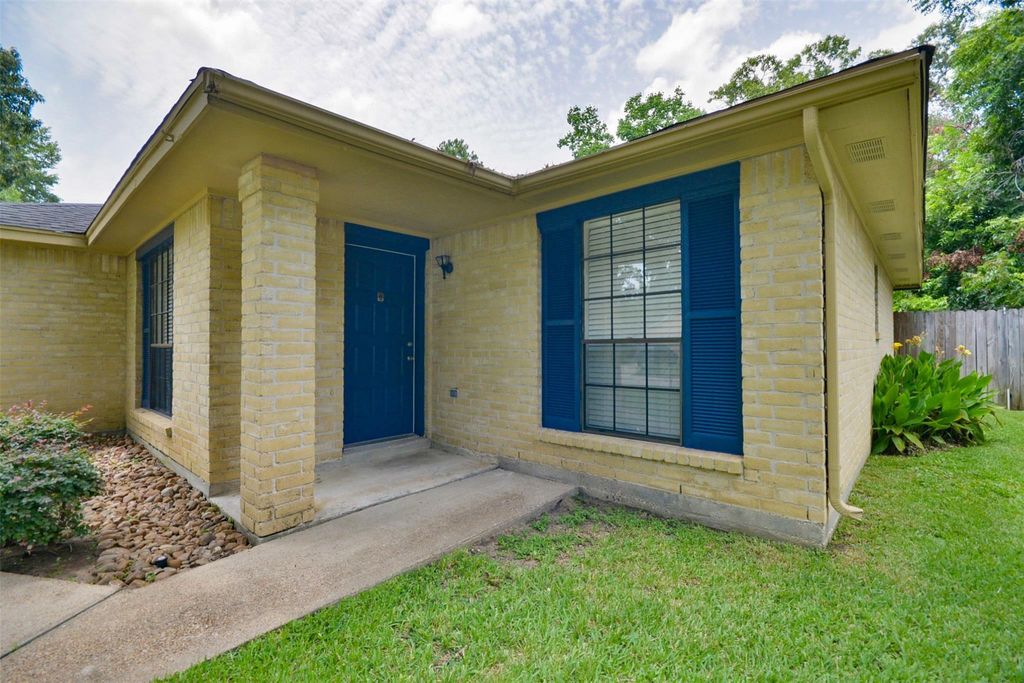 Photo of 2755 Foliage Green Drive, Houston, TX 77339 (MLS # 1025593)