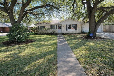 Homes For Sale - 705 Inwood Drive<br/> Baytown, TX 77521