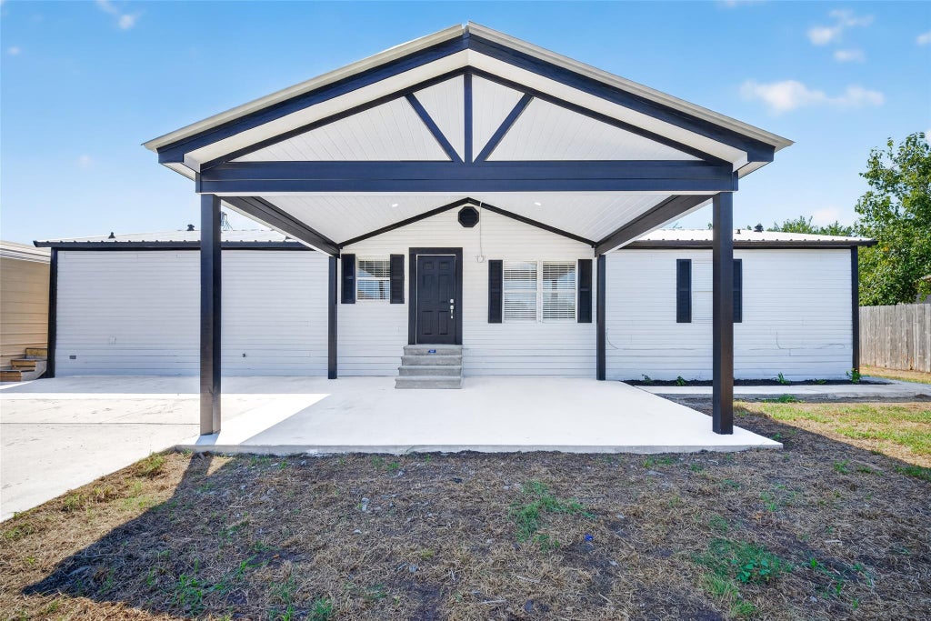 Photo of 2426 N Battlebell Road, Highlands, TX 77562 (MLS # 2048280)