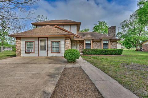 Photo of 813 Gibbs Street, Navasota, TX 77868 (MLS # 88430958)