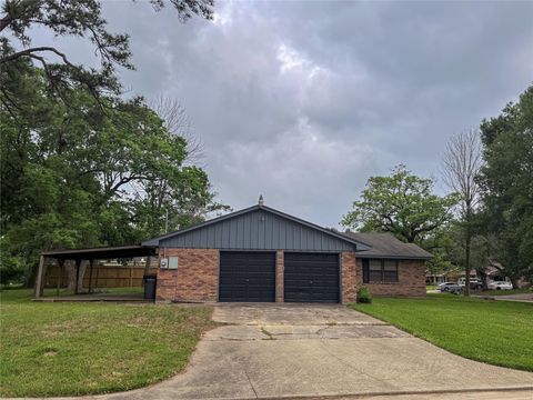 Photo of 1307 Dwinnell Street, Baytown, TX 77520 (MLS # 97877973)