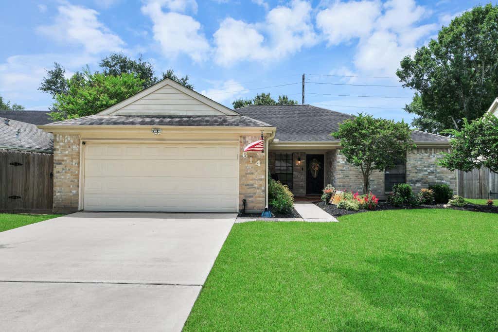 Photo of 614 7th Street, Sugar Land, TX 77498 (MLS # 64744773)