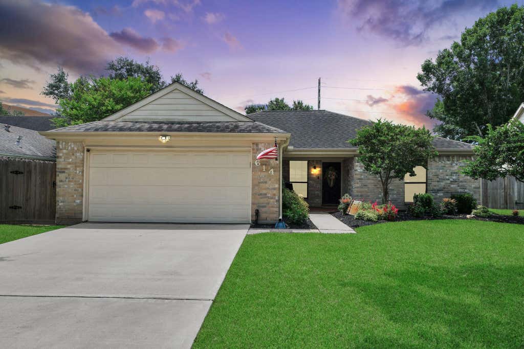Photo of 614 7th Street, Sugar Land, TX 77498 (MLS # 64744773)