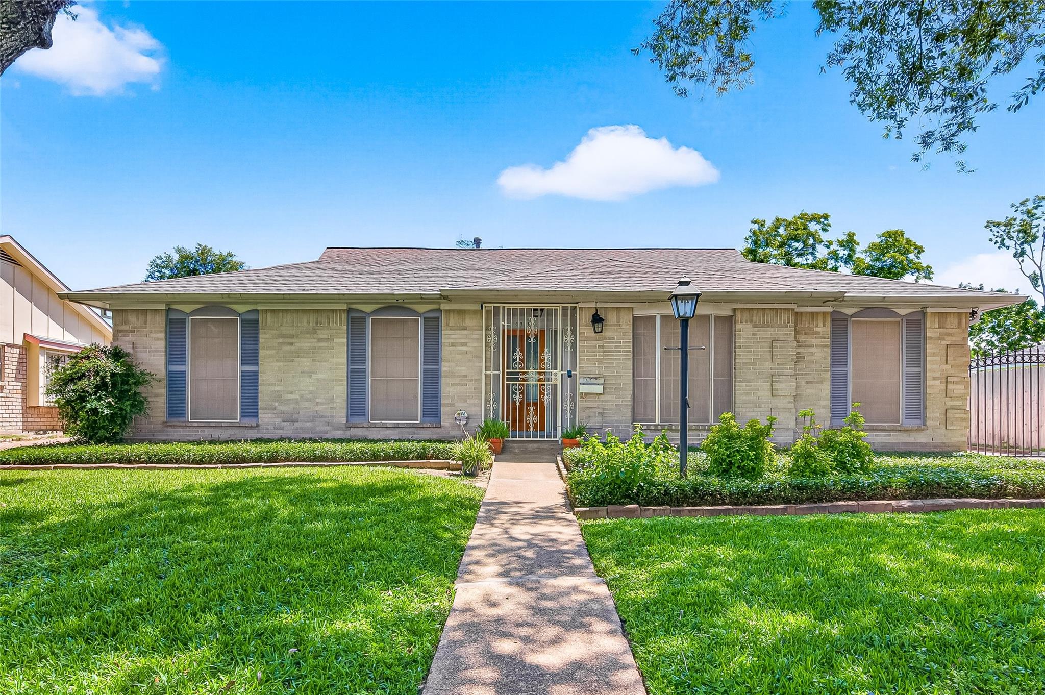 9011 Roos Road