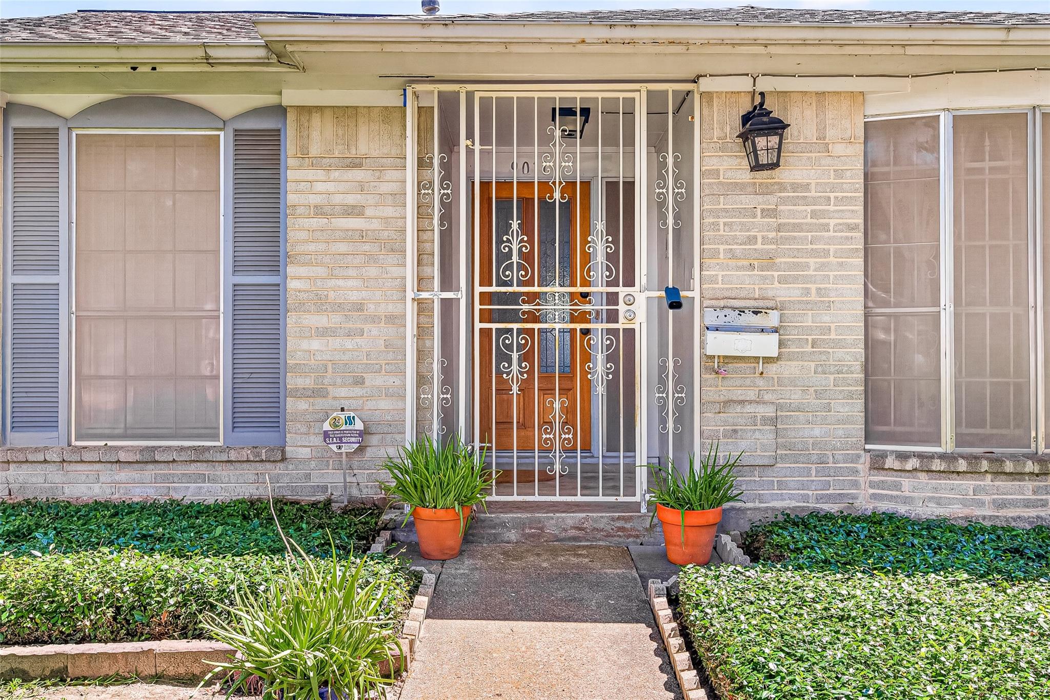 9011 Roos Road