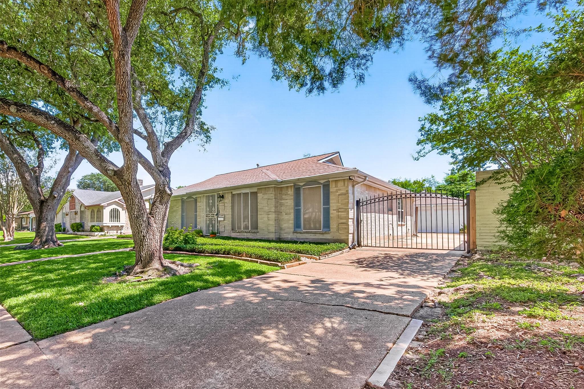 9011 Roos Road