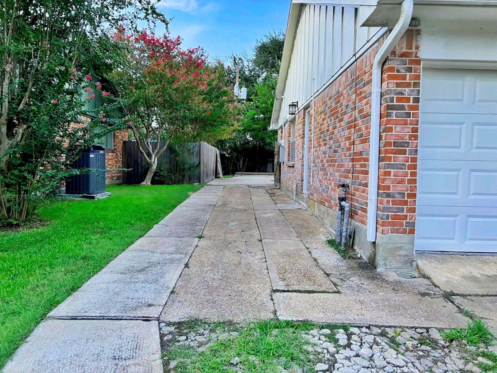 9006 Roos Road