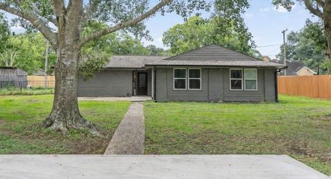Photo of 910 7th Street, Bay City, TX 77414 (MLS # 97385942)