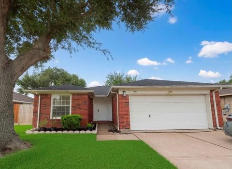 Photo of 15515 Town Green Drive, Houston, TX 77083 (MLS # 11996345)