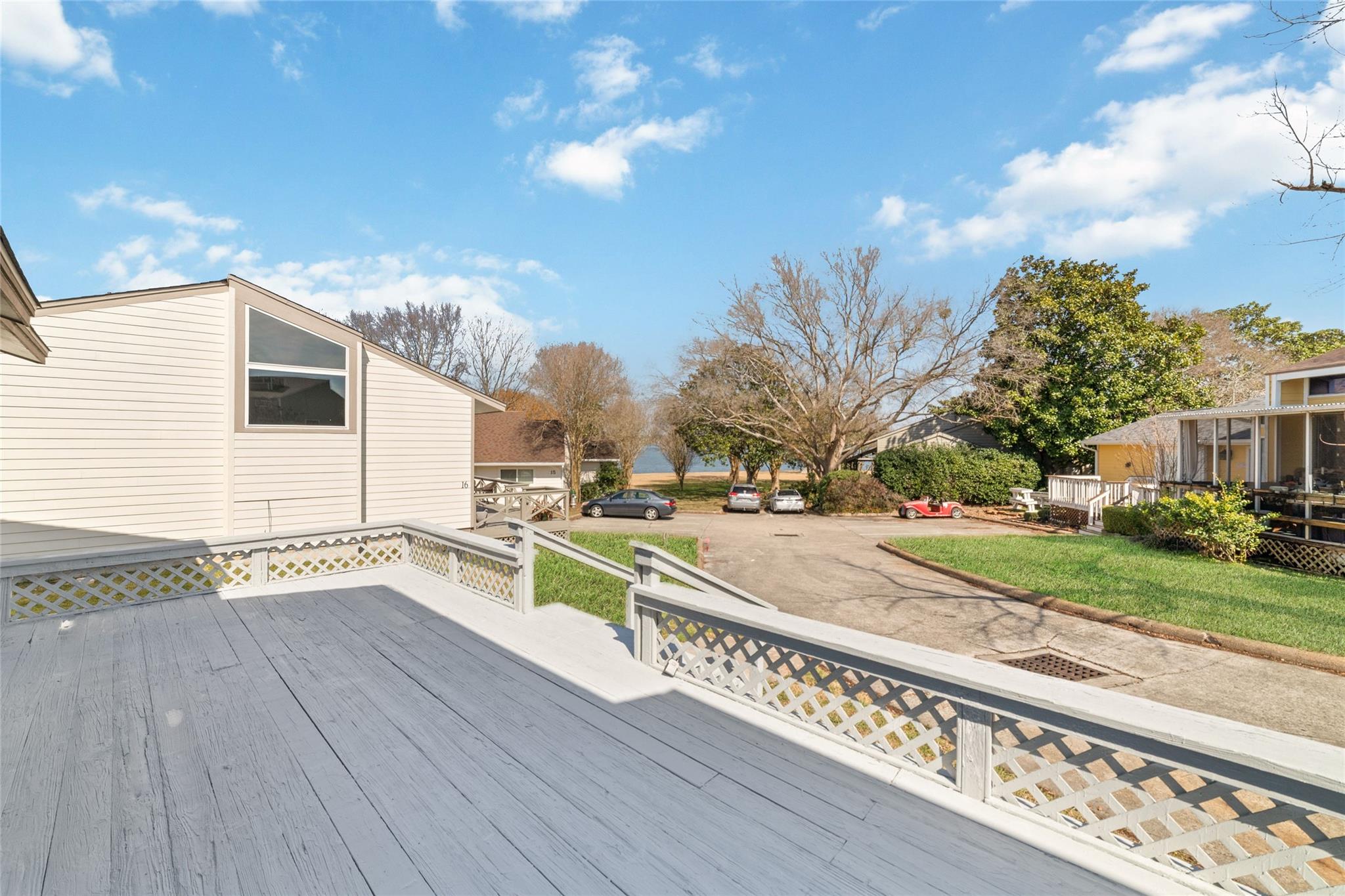 17 April Point Drive N