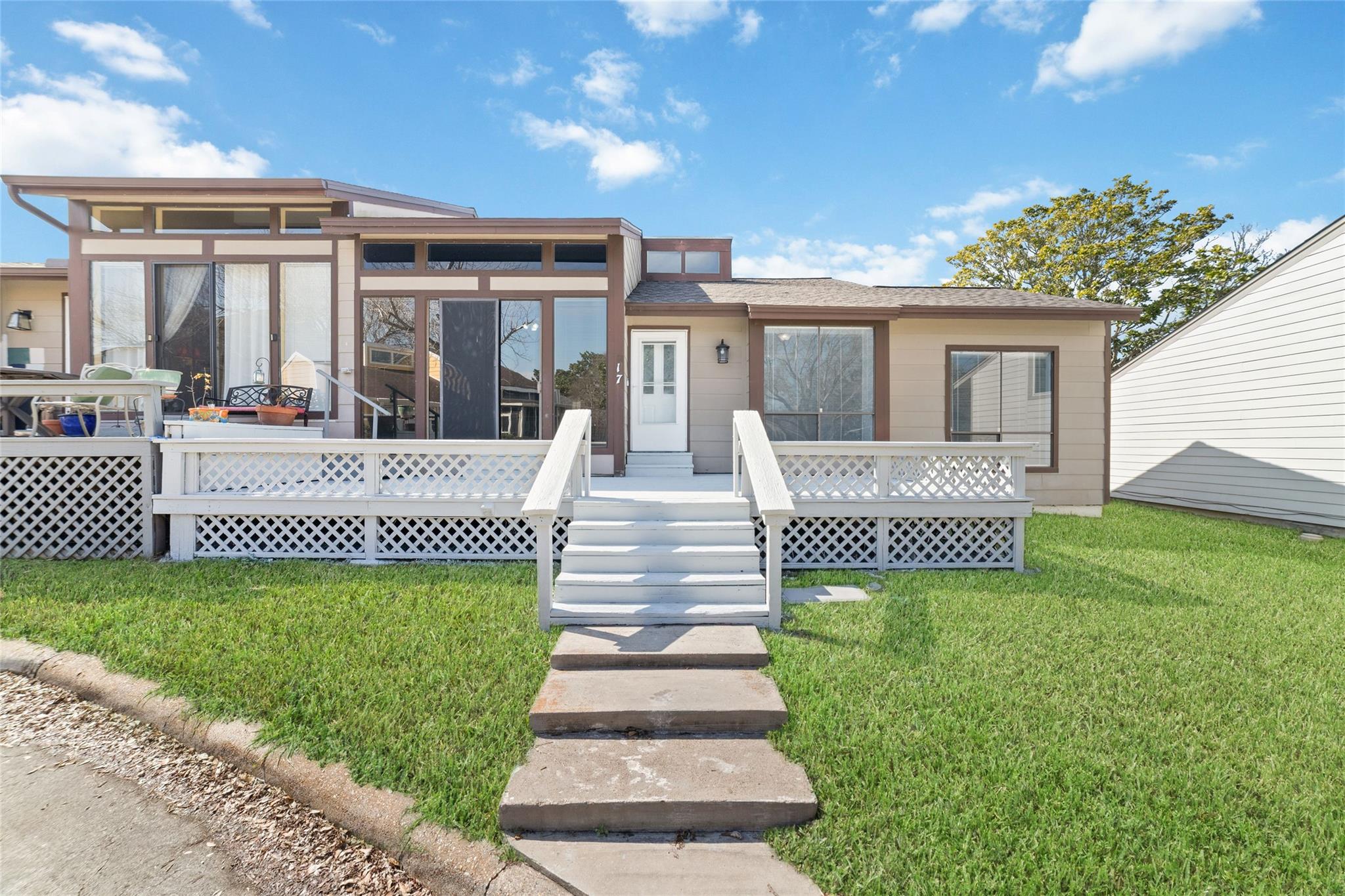 17 April Point Drive N