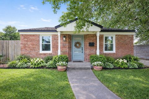 Photo of 304 Woodard Street, Houston, TX 77009 (MLS # 49463461)