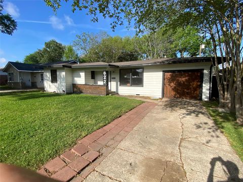 Photo of 822 Harvard Street, Deer Park, TX 77536 (MLS # 36915543)