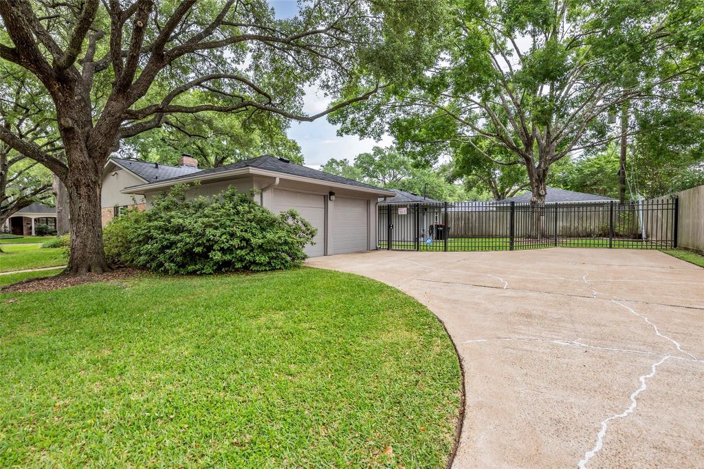 Photo of 10051 Meadow Lake Lane, Houston, TX 77042 (MLS # 8608747)