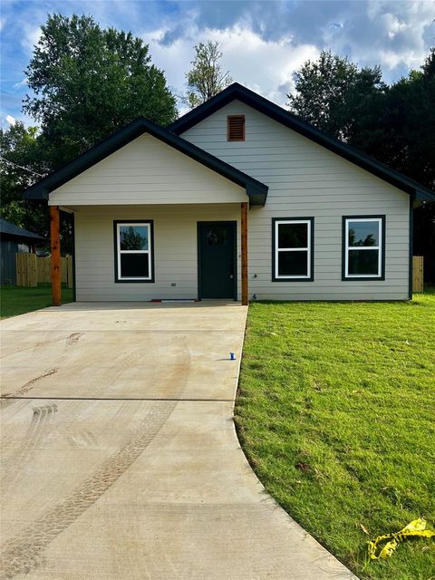 Photo of 203 E Fleming ST, Longview, TX 75604 (MLS # 98654428)