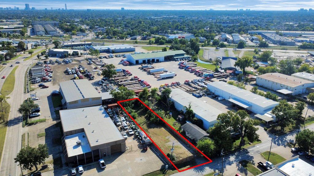 Photo of 5717 Centralcrest St St, Houston, TX 77092 (MLS # 93378951)