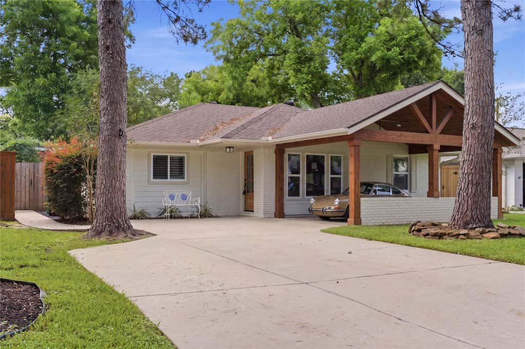 Photo of 2210 Wakefield Drive, Houston, TX 77018 (MLS # 83157637)