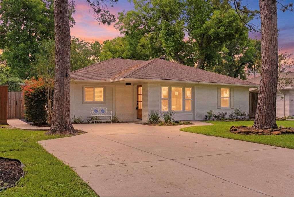 Photo of 2210 Wakefield Drive, Houston, TX 77018 (MLS # 83157637)