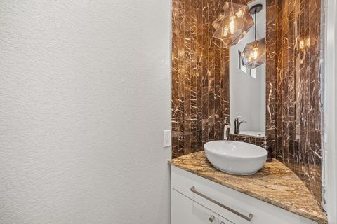 Tiny photo for 1901 W 14th 1/2 Street #C, Houston, TX 77008 (MLS # 31920029)