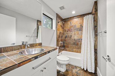 Tiny photo for 1901 W 14th 1/2 Street #C, Houston, TX 77008 (MLS # 31920029)