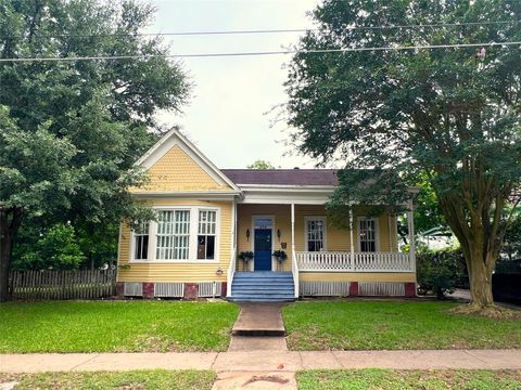 Photo of 606 Sycamore Street, Brenham, TX 77833 (MLS # 27957055)