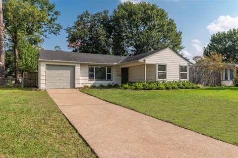 Photo of 1806 Gardenia Drive, Houston, TX 77018 (MLS # 92699396)