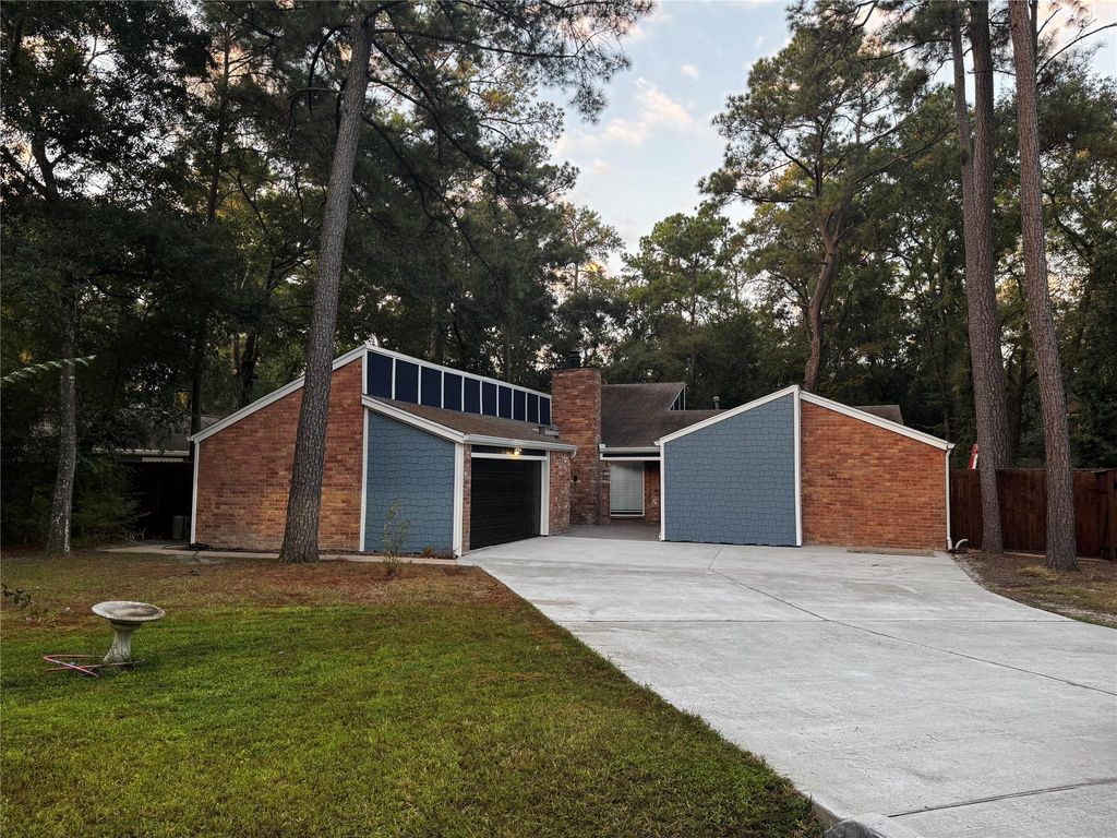 Photo of 33 Crystal Lake Lane, The Woodlands, TX 77380 (MLS # 34922682)