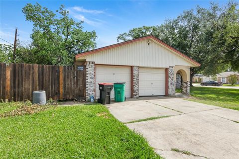 Homes For Sale - 1304 Greenwood Drive<br/> Baytown, TX 77520