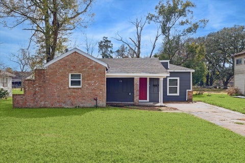 Photo of 710 E Magnolia Street, Angleton, TX 77515 (MLS # 82826235)